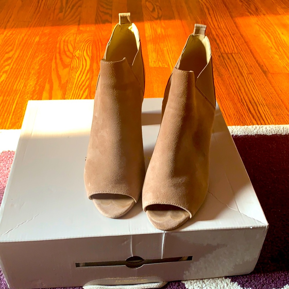 Marc Fisher size 8.5 Taupe Multi Suede.